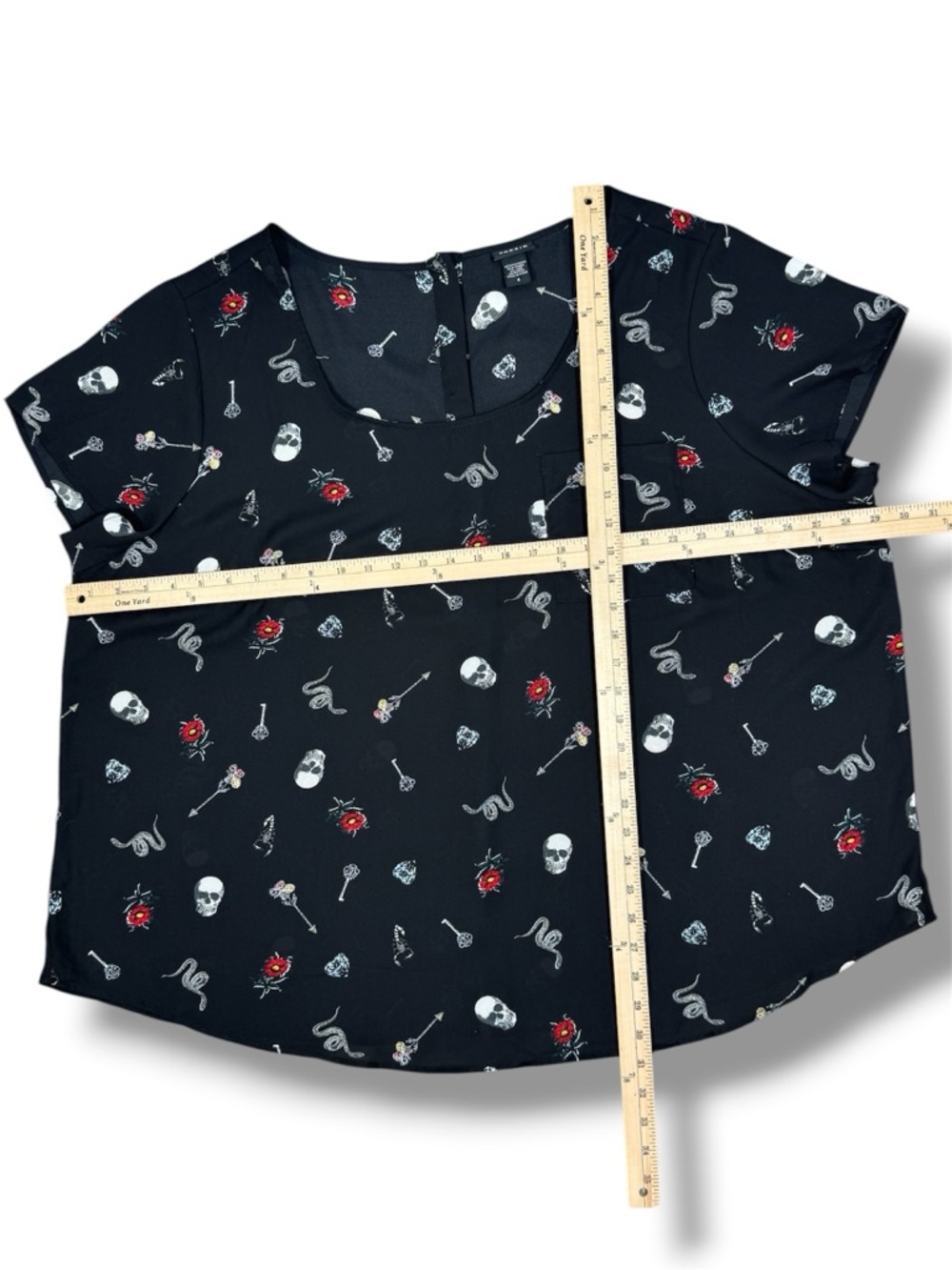 Torrid Gothic Skulls Print Chiffon Button Back Pocket Tee Blouse Black 4X - Picture 11 of 12